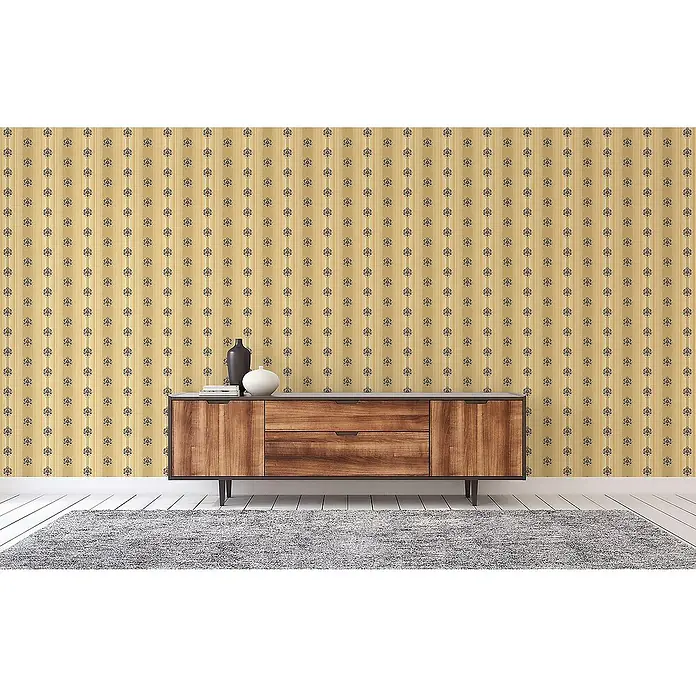 Tadessi Vliestapete M1-No.2337 - Gold, Streifen, 10,05 x 0,53 m - Gold- und gelb gestreifte Tapete mit wiederkehrendem dunklem Ornamentmuster an einer Wand über einem Holzsideboard.