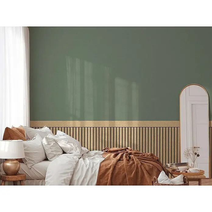 Tadessi Vliestapete 0 - Braun, Streifen, 5 x 1,06 m - Gemütliches Schlafzimmer mit einem Bett mit weißer Bettwäsche und einer rostfarbenen Überwurfdecke vor einer grünen Akzentwand und Holzpaneelen.