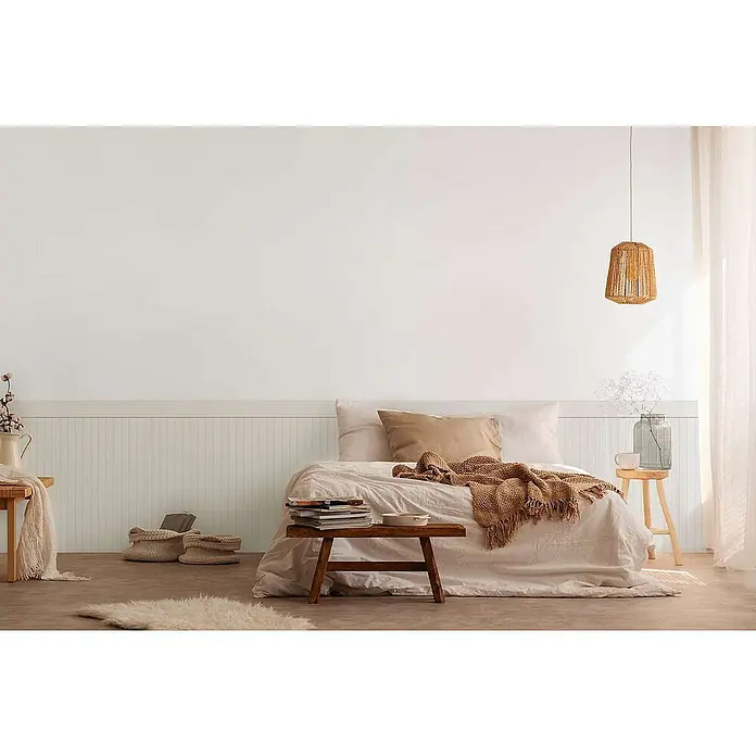 Tadessi Vliestapete 0 - Grau, Streifen, 5 x 1,06 m - Gemütliches Schlafzimmer mit Bett, heller Bettwäsche, naturfarbener Strickdecke und Holzmöbeln.