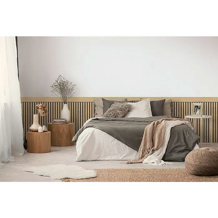 Tadessi Vliestapete 0 - Braun, Streifen, 5 x 1,06 m - Schlafzimmer mit einem Bett, grauer und weißer Bettwäsche, einer Decke und einer Holzlamellenwand.