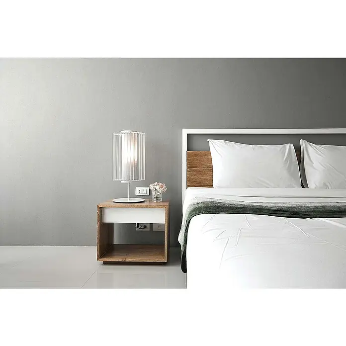 Tadessi Vliestapete M1-No.587 - Weiß, Steinoptik, 10,05 x 0,53 m - Modernes Schlafzimmer mit weißem Bett, Holz-Kopfteil und stilvoller weißer Lampe auf Holznachttisch.