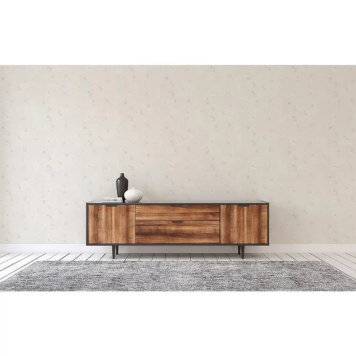 Tadessi Vliestapete M1-No.2444 - Weiß, Sonstiges, 10,05 x 0,53 m - Sideboard aus Holz mit zwei Türen und zwei Schubladen, auf dunklem Metallrahmen. Mit zwei Vasen dekoriert.