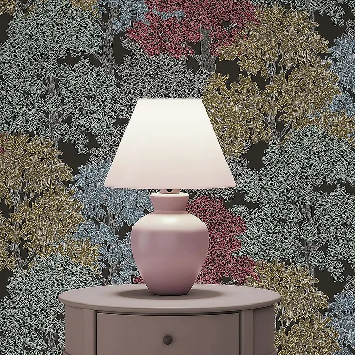 Tadessi Vliestapete M1-No.1441 - Schwarz, Floral, 10,05 x 0,53 m - Eine rosa Keramik-Tischlampe mit weißem Schirm auf einem grauen runden Tisch vor einer bunten Baumtapete.