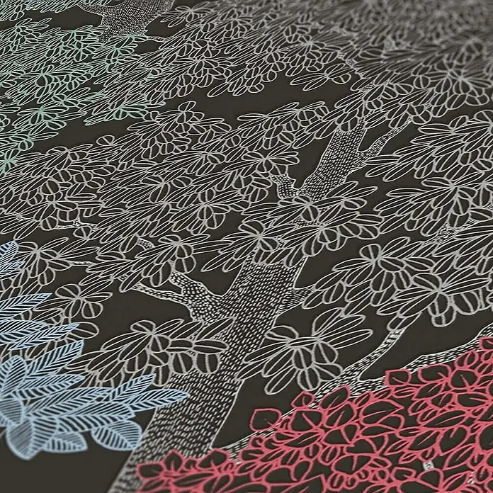 Tadessi Vliestapete M1-No.1441 - Schwarz, Floral, 10,05 x 0,53 m - Gemusterte Oberfläche mit stilisierten Bäumen und Blättern in Weiß, Blau, Grün und Rot auf dunklem Hintergrund.