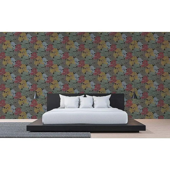 Tadessi Vliestapete M1-No.1441 - Schwarz, Floral, 10,05 x 0,53 m - Tapete mit wiederkehrendem Muster bunter Bäume in Rot, Gelb, Blau und Grün auf dunklem Hintergrund, in einem modernen Schlafzimmer.