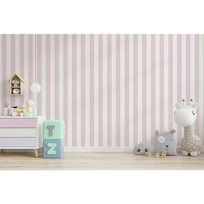 Tadessi Vliestapete M1-No.768 - Rosa, Streifen, 10,05 x 0,53 m - Ein fröhliches Kinderzimmer mit rosa-weiß gestreiften Wänden, einer bunten Kommode, Holzspielzeug, Bauklötzen und Plüschtieren.