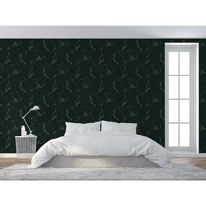 Tadessi Vliestapete M1-No.602 - Grün, Steinoptik, 10,05 x 0,53 m - Dunkelgrüne Tapete mit goldenen Marmoradern, als Akzentwand im Schlafzimmer.