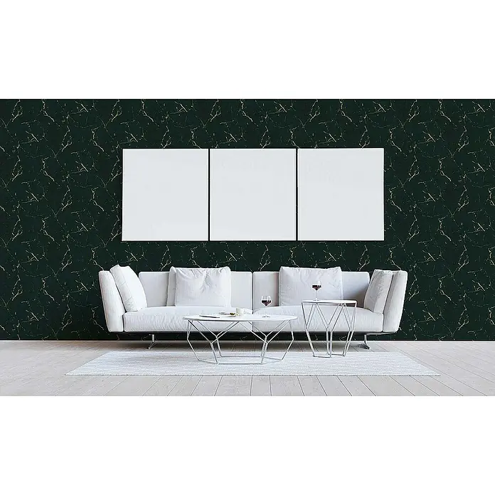 Tadessi Vliestapete M1-No.602 - Grün, Steinoptik, 10,05 x 0,53 m - Dunkelgrüne Marmortapete mit Goldadern, die ein modernes Wohnzimmer mit weißem Sofa und leeren Leinwänden aufwertet.