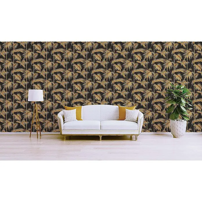 Tadessi Vliestapete M1-No.274 - Schwarz, Floral, 10,05 x 0,53 m - Dunkle Tapete mit goldenen Palmenblättern in einem Wohnzimmerambiente.