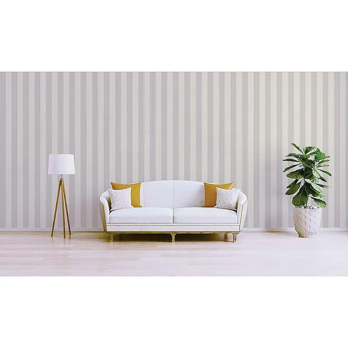 Tadessi Vliestapete M1-No.596 - Grau, Streifen, 10,05 x 0,53 m - Weißes modernes Sofa mit Goldrand und gelb-weißen Kissen in einem hellen Wohnzimmer.