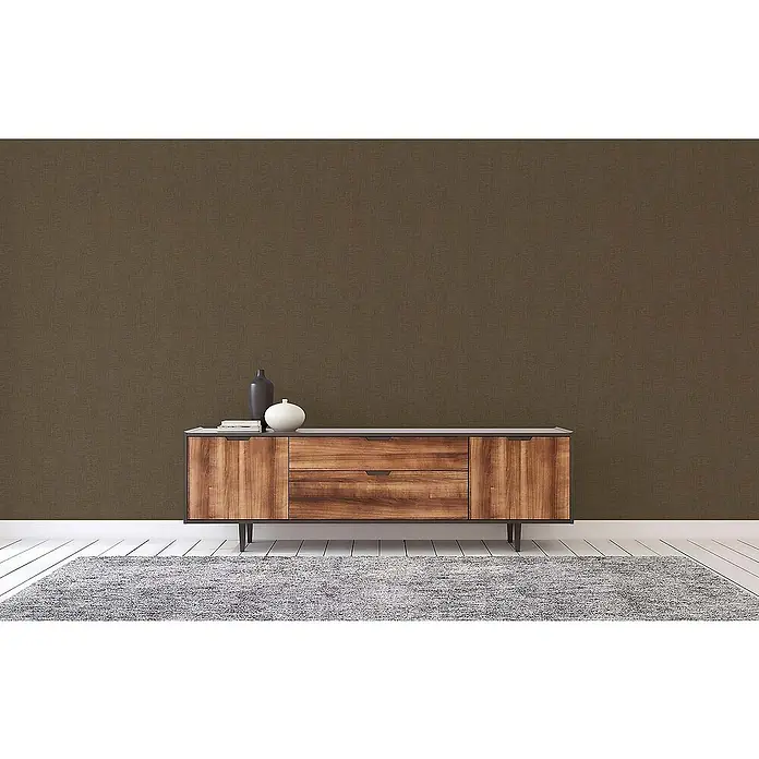 Tadessi Vliestapete M1-No.1344 - Braun, Streifen, 10,05 x 0,53 m - Braune strukturierte Tapete an einer Wand hinter einem Holzsideboard und einem grauen Teppich.