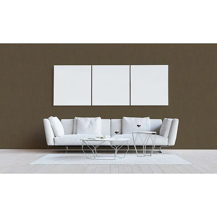 Tadessi Vliestapete M1-No.1344 - Braun, Streifen, 10,05 x 0,53 m - Strukturierte dunkelbraune Wandverkleidung in einem modernen Wohnzimmer, hinter einem weißen Sofa mit Tischen und leeren Leinwänden.