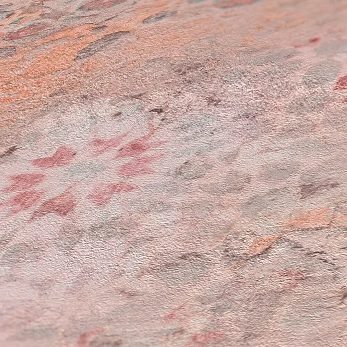 Tadessi Vliestapete M1-No.605 - Orange, Fliesenoptik, 10,05 x 0,53 m - Nahaufnahme einer dekorativen strukturierten Oberfläche mit abstrakten Pinselstrichen in sanftem Rosa, Pfirsich und Grau.