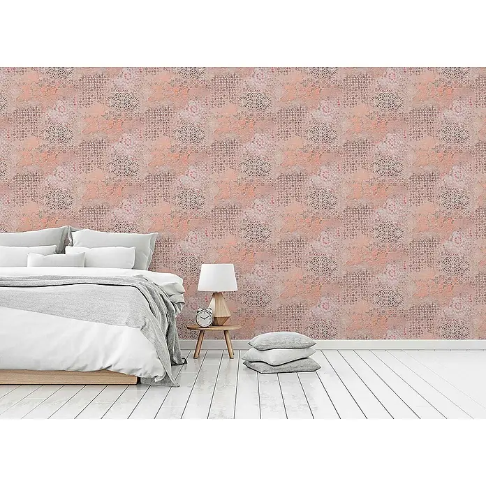 Tadessi Vliestapete M1-No.605 - Orange, Fliesenoptik, 10,05 x 0,53 m - Strukturierte Tapete in Rosa-, Pfirsich- und Brauntönen mit marokkanischen geometrischen und karierten Mustern an einer Schlafzimmerwand.