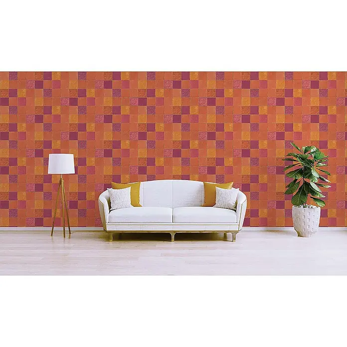 Tadessi Vliestapete M1-No.1663 - Rot, Fliesenoptik, 10,05 x 0,53 m - Schachbrettmuster-Wandverkleidung in Orange-, Rot- und Violetttönen, verschönert ein modernes Wohnzimmer mit Sofa.