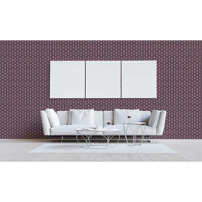 Tadessi Vliestapete M1-No.1540 - Schwarz, Sonstiges, 10,05 x 0,53 m - Tiefviolette Tapete mit einem sich wiederholenden hellrosa geometrischen Muster aus verbundenen Sanduhrformen, an einer Wohnzimmerwand.