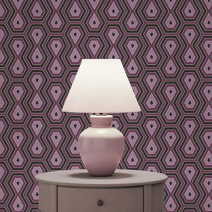 Tadessi Vliestapete M1-No.1540 - Schwarz, Sonstiges, 10,05 x 0,53 m - Rosa Tischlampe mit weißem Schirm auf grauem Beistelltisch vor violetter Mustertapete.