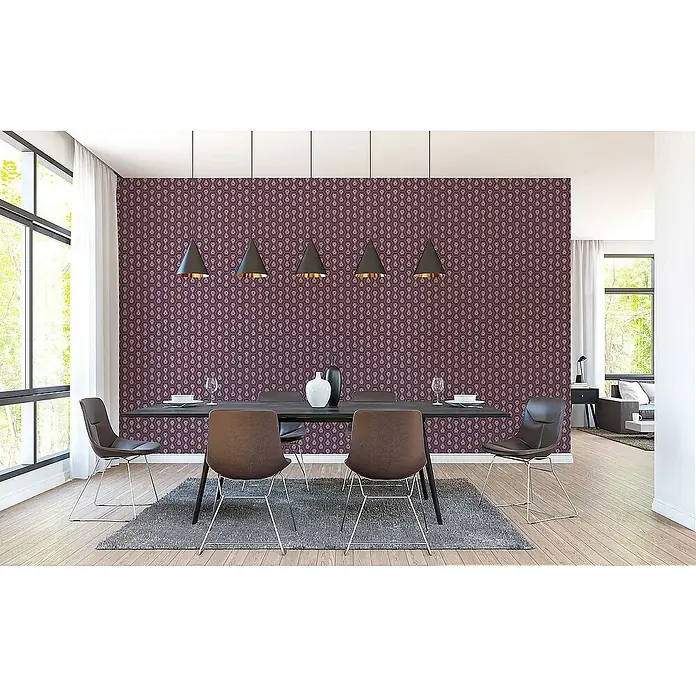 Tadessi Vliestapete M1-No.1540 - Schwarz, Sonstiges, 10,05 x 0,53 m - Lila gemusterte Tapete in einem Esszimmer, mit wiederholtem geometrischem Muster.