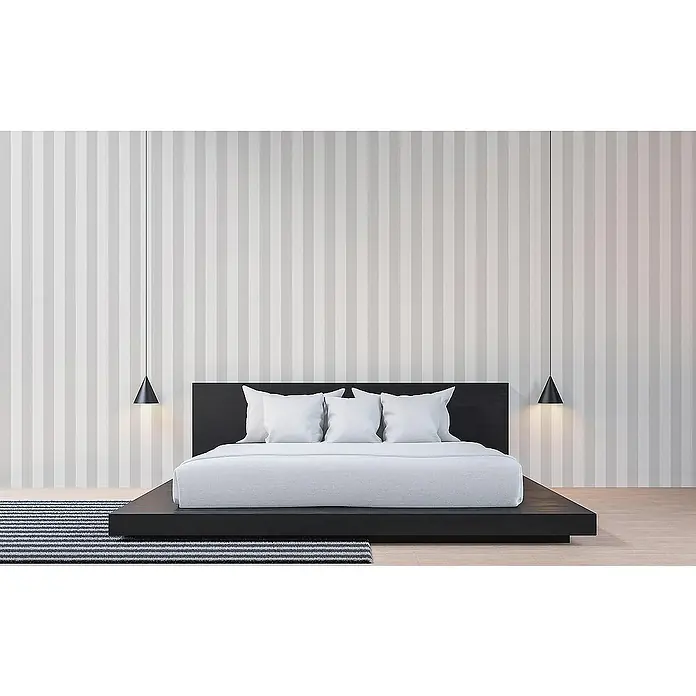 Tadessi Vliestapete M1-No.2243 - Grau, Streifen, 10,05 x 0,53 m - Modernes schwarzes Plattformbett mit weißer Bettwäsche und Kissen, flankiert von zwei schwarzen Pendelleuchten, in einem modernen Schlafzimmer.