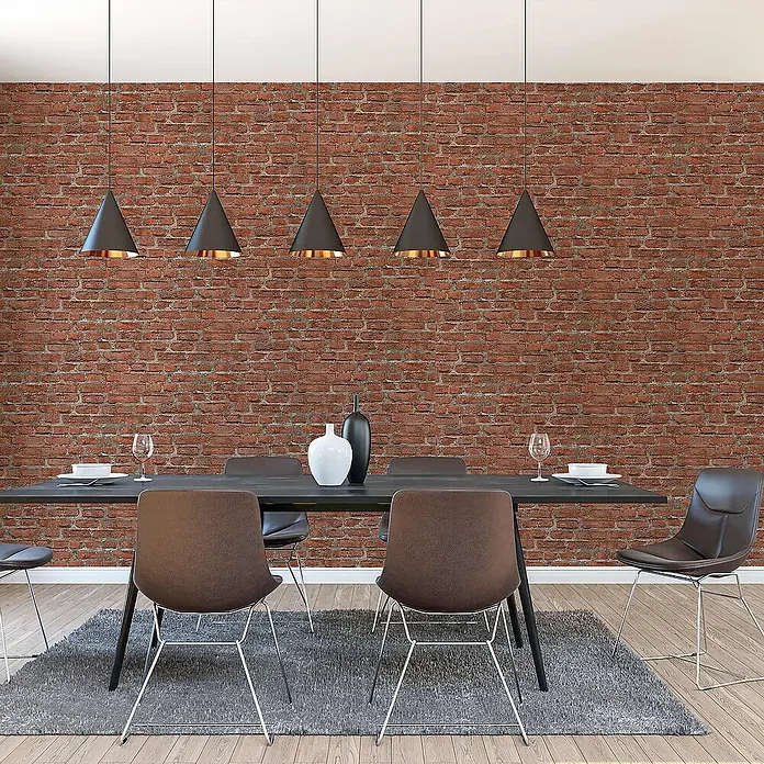 Tadessi Vliestapete M1-No.1 - Mehrfarbig, Steinoptik, 10,05 x 0,53 m - Rote Backsteinmuster-Tapete an einer Esszimmerwand, die ein gealtertes, rustikales Design zeigt.