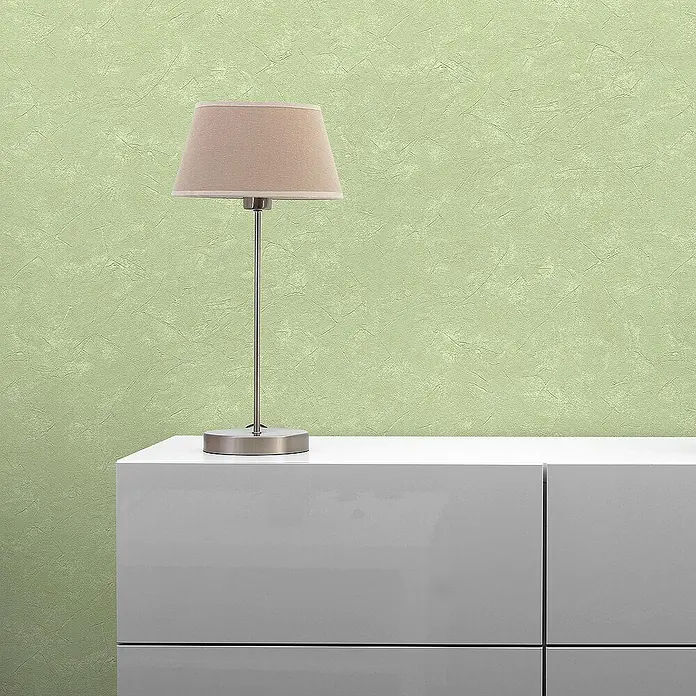 Tadessi Vliestapete M1-No.3660 - Grün, Uni, 10,05 x 0,53 m - Tischleuchte mit beigem Stoffschirm und gebürstetem Metallsockel, auf einem weißen Schrank platziert.