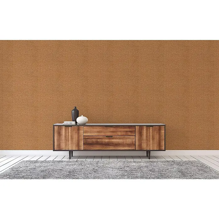 Tadessi Vliestapete M1-No.1709 - Orange, Sonstiges, 10,05 x 0,53 m - Ein Holz-Sideboard mit zwei Türen und zwei Schubladen, dekoriert mit Vasen, steht vor einer orangefarbenen Wand auf einem grauen Teppich.
