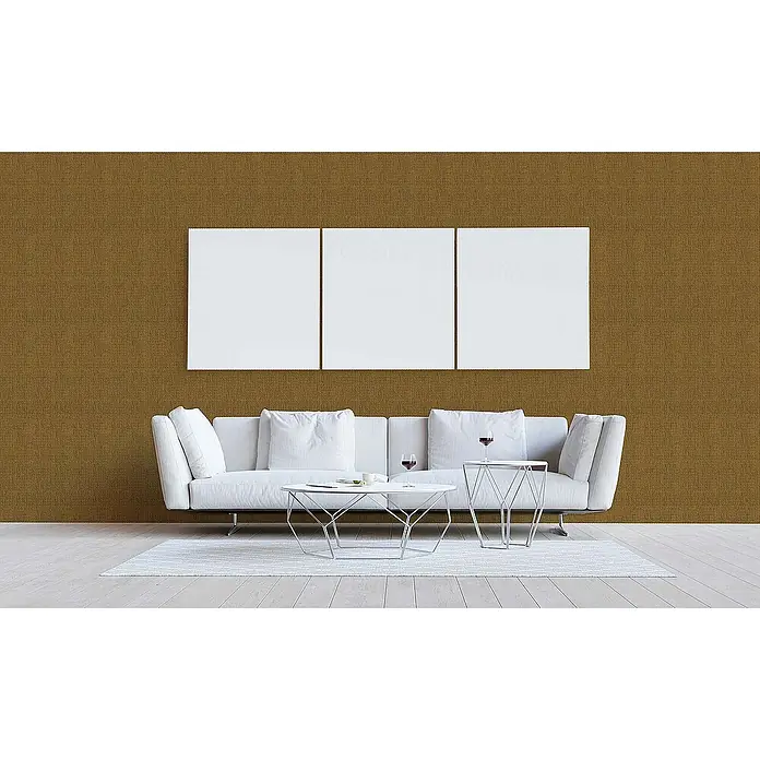 Tadessi Vliestapete M1-No.1731 - Schwarz, Sonstiges, 10,05 x 0,53 m - Braune Tapete mit Webstruktur an einer Wohnzimmerwand hinter einem weißen Sofa.