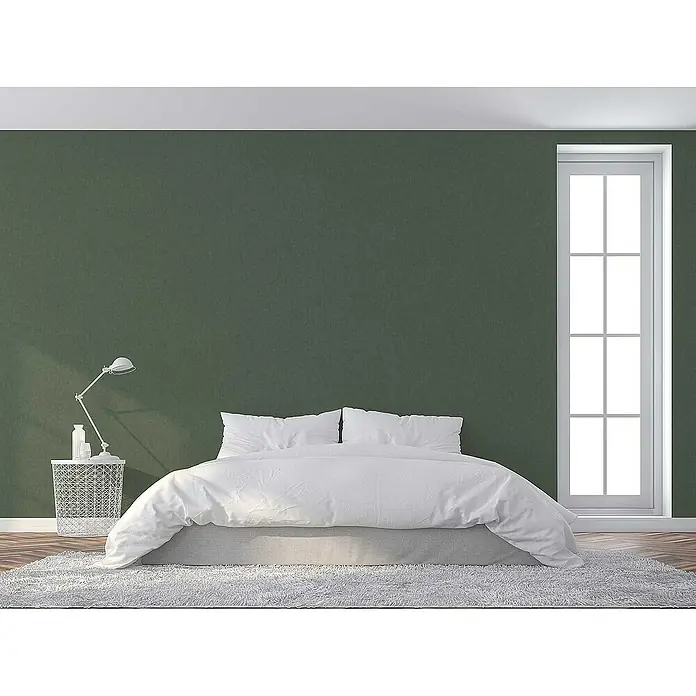 Tadessi Vliestapete M1-No.3142 - Grün, Uni, 10,05 x 0,53 m - Ein ruhiges Schlafzimmer mit einem ordentlich gemachten Bett, einem weißen Beistelltisch mit Lampe und einem hohen Fenster, das natürliches Licht hereinlässt.