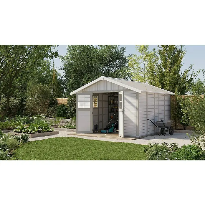 Grosfillex Caseta para jardín Deco - Medidas ext. (An x Pr): 315 x 357 cm, Plástico, Blanco/Gris verdoso, 11 m² - Amplio cobertizo de jardín con puertas abiertas, que almacena herramientas de jardinería, rodeado de vegetación exuberante y un césped cuidado.