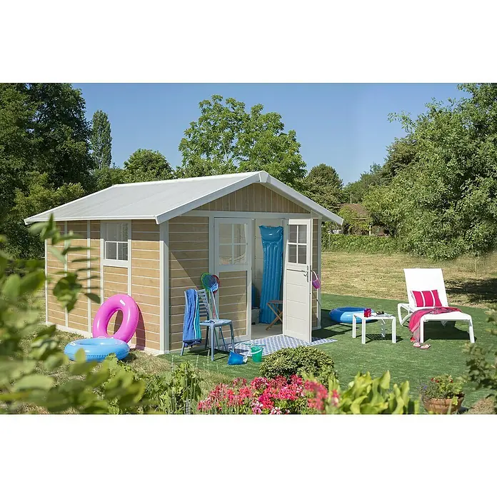 Grosfillex Caseta para jardín Deco - Medidas ext. (An x Pr): 315 x 357 cm, Plástico, Blanco/Efecto madera, 11 m² - Acogedora caseta de jardín con accesorios de piscina, tumbona y mesa auxiliar en un césped cuidado bajo un cielo azul.