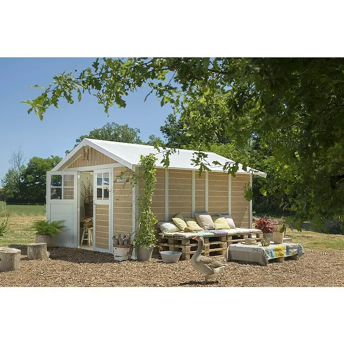 Grosfillex Caseta para jardín Deco - Medidas ext. (An x Pr): 315 x 357 cm, Plástico, Blanco/Efecto madera, 11 m² - Idílica escena de jardín con una encantadora casita de madera, un salón de palets y una curiosa oca explorando el acogedor ambiente exterior.