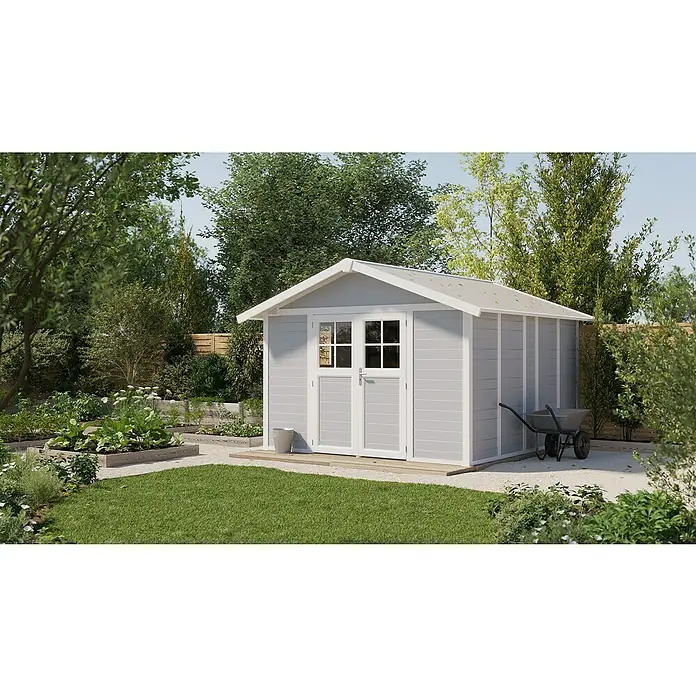 Grosfillex Caseta para jardín Deco - Medidas ext. (An x Pr): 315 x 357 cm, Plástico, Blanco/Gris claro, 11 m² - Caseta de jardín gris con detalles blancos y puertas dobles, rodeada de exuberante vegetación y una carretilla a un lado.