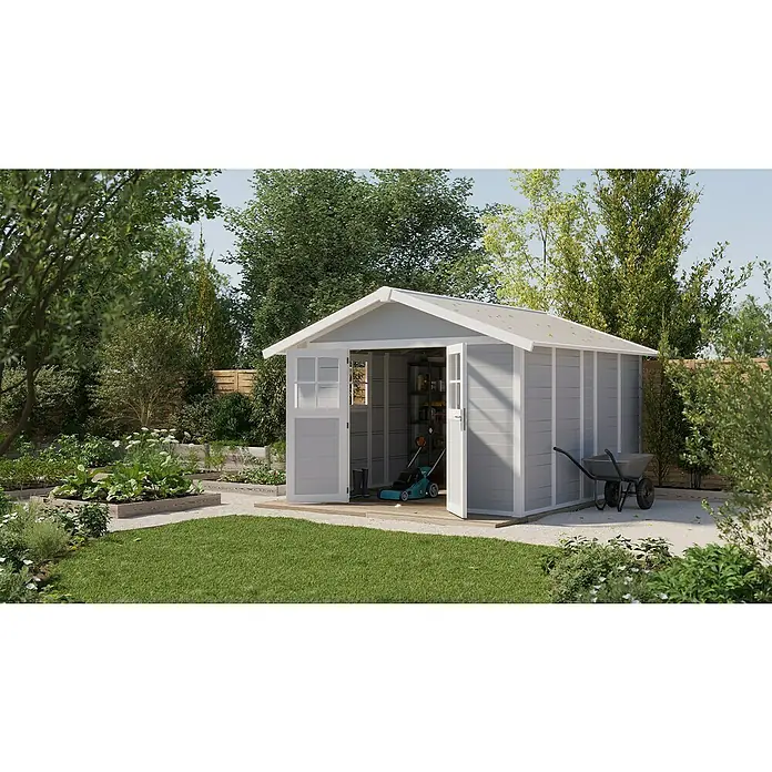 Grosfillex Caseta para jardín Deco - Medidas ext. (An x Pr): 315 x 357 cm, Plástico, Blanco/Gris claro, 11 m² - Un cobertizo de jardín espacioso de madera gris con puertas dobles abiertas, rodeado de exuberante vegetación, césped y una carretilla.