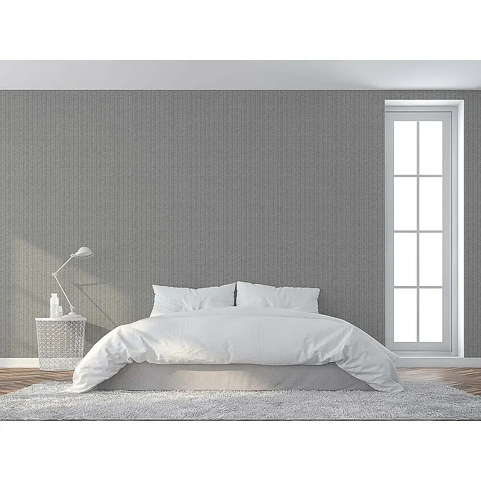 Tadessi Vliestapete M1-No.1653 - Grau, Holzoptik, 10,05 x 0,53 m - Strukturierte graue Tapete an einer Schlafzimmerwand, mit weißem Bett und großem Fenster.
