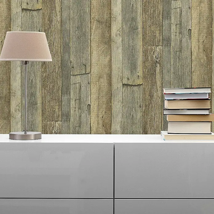 Tadessi Vliestapete M1-No.1421 - Gelb, Holzoptik, 10,05 x 0,53 m - Grauer Konsolentisch mit Stauraum, Lampe und Büchern, vor einer Holzwand.