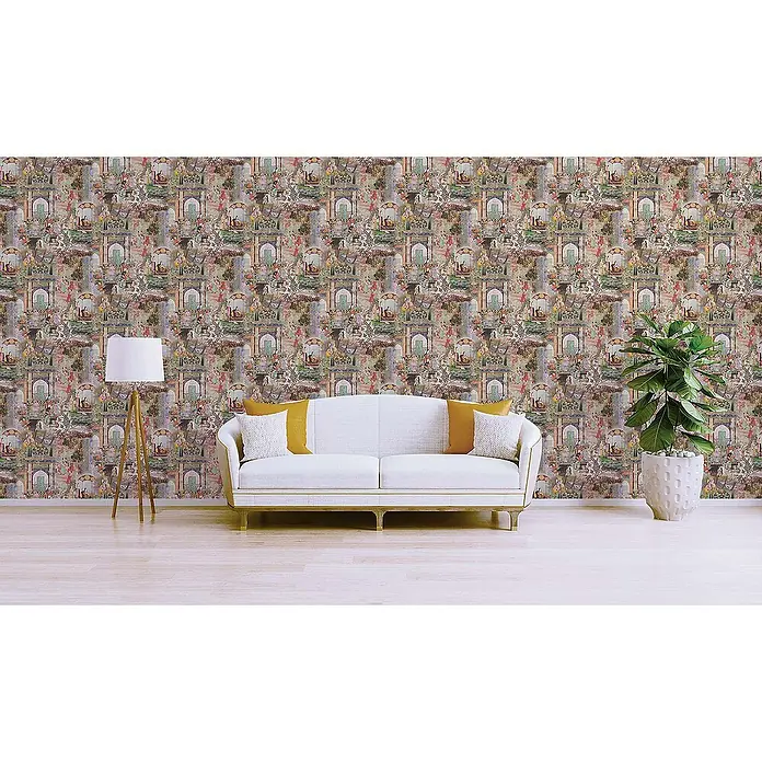 Tadessi Vliestapete M1-No.1698 - Orange, Sonstiges, 10,05 x 0,53 m - Bunte, detaillierte Tapete mit historischen Szenen und Bögen an einer Zimmerwand, die einen reichen Hintergrund für ein weißes Sofa bildet.