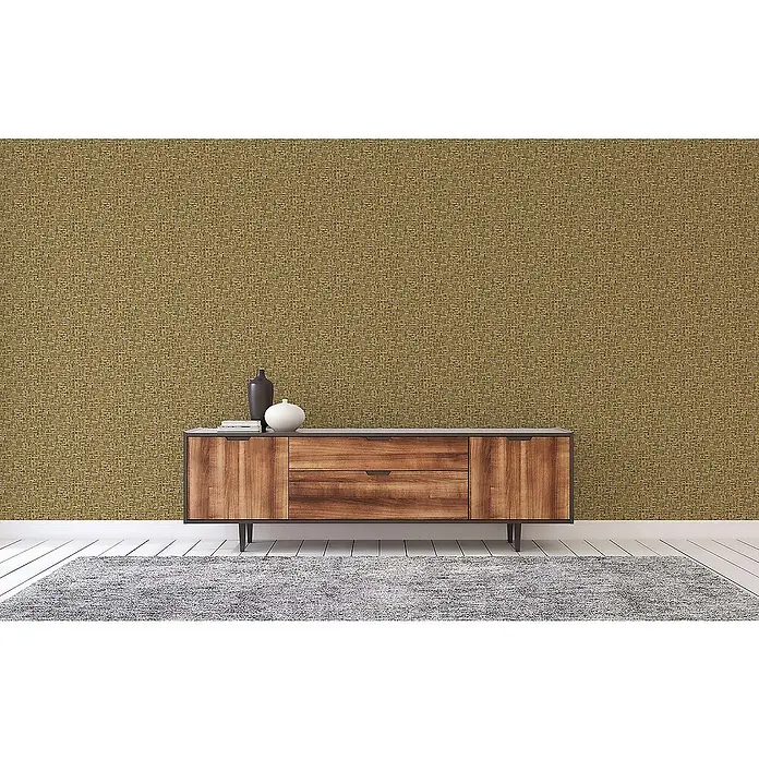 Tadessi Vliestapete M1-No.1535 - Gelb, Holzoptik, 10,05 x 0,53 m - Texturierte gold-braun gemusterte Tapete an einer Wand über einem Holzschrank und Teppich.