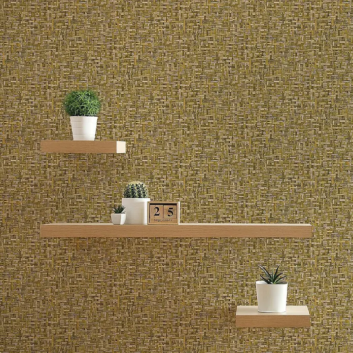 Tadessi Vliestapete M1-No.1535 - Gelb, Holzoptik, 10,05 x 0,53 m - Tapete in Weboptik in warmen Gelb- und Beigetönen an einer Wand mit schwebenden Regalen und Pflanzen.