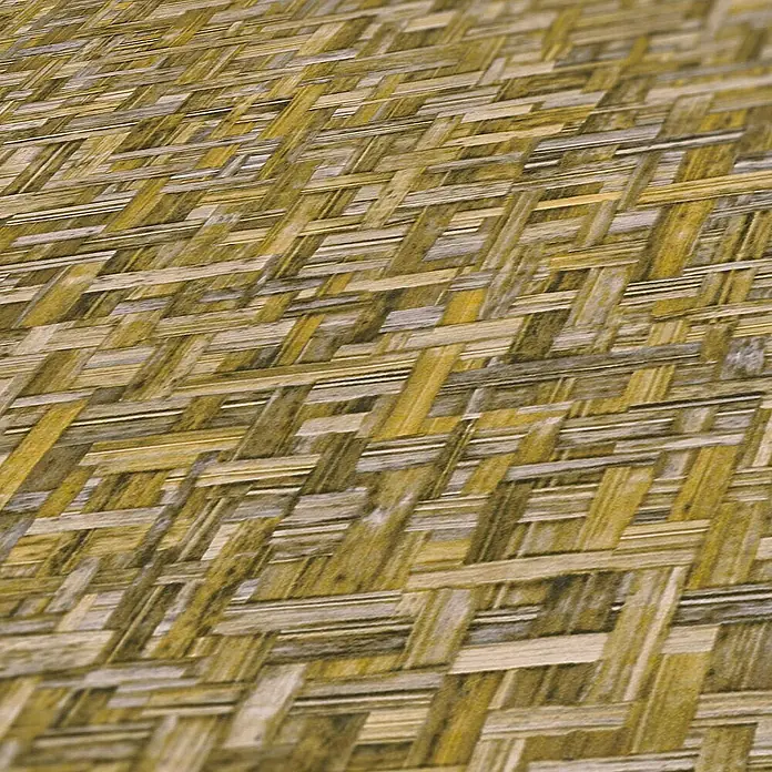 Tadessi Vliestapete M1-No.1535 - Gelb, Holzoptik, 10,05 x 0,53 m - Nahaufnahme einer gewebten Stroh- oder Bambusmatte, mit ineinandergreifenden Strängen in Gelb, Braun und Grau.