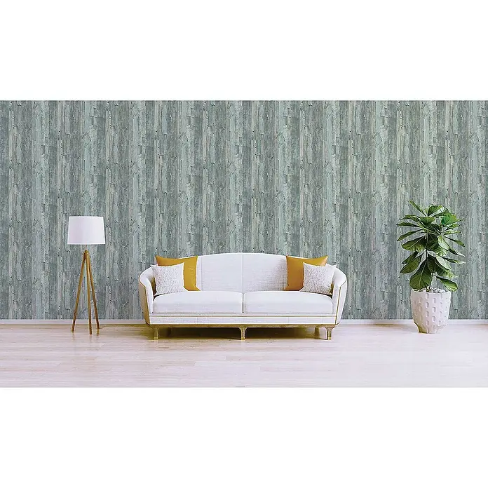 Tadessi Vliestapete M1-No.3761 - Blau, Holzoptik, 10,05 x 0,53 m - Tapete mit blau-grauem Altholz-Dielenmuster an einer Wohnzimmerwand hinter einem Sofa.
