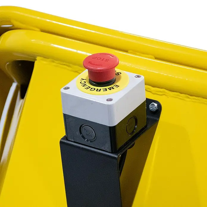 Bamato Benzin-Häcksler HACK-150 inkl. Abdeckplane - Max. Aststärke: 120 mm, 9 kW, Hubraum: 420 cm³ - Roter Not-Aus-Knopf in einer grau/schwarzen Box auf schwarzem Halter, an gelber Maschine befestigt.