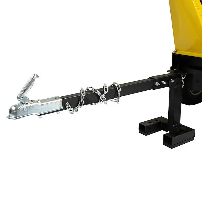 Bamato Benzin-Häcksler HACK-150 inkl. Abdeckplane - Max. Aststärke: 120 mm, 9 kW, Hubraum: 420 cm³ - Schwarze Anhängerkupplungsdeichsel mit silberner Kupplung, Sicherheitsketten und gelbem Geräteanschluss.