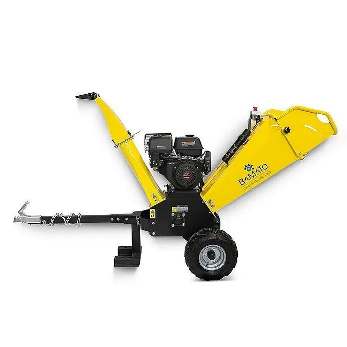 Bamato Benzin-Häcksler HACK-150 inkl. Abdeckplane - Max. Aststärke: 120 mm, 9 kW, Hubraum: 420 cm³ - Gelber und schwarzer Holzhäcksler mit Motor, großem Einfülltrichter, Auswurfschacht, Rädern und Anhängerkupplung.