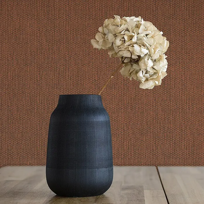 Tadessi Vliestapete M1-No.1733 - Schwarz, Sonstiges, 10,05 x 0,53 m - Schwarze strukturierte Vase mit getrockneten Hortensien auf einem Holztisch.
