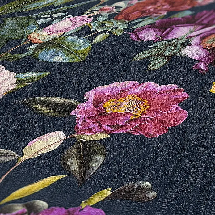 Tadessi Vliestapete M1-No.348 - Blau, Floral, 10,05 x 0,53 m - Dunkelblaue Tapete mit leuchtendem Blumenmuster aus rosa und lila Blüten und grünen Blättern, strukturiert.