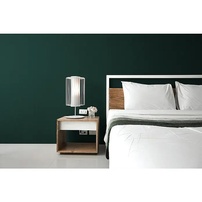 Tadessi Vliestapete M1-No.1198 - Grün, Uni, 10,05 x 0,53 m - Modernes Schlafzimmer mit Bett, weißer Bettwäsche, Holz-Kopfteil und weißer Lampe auf Holz-Nachttisch mit grünem Überwurf.