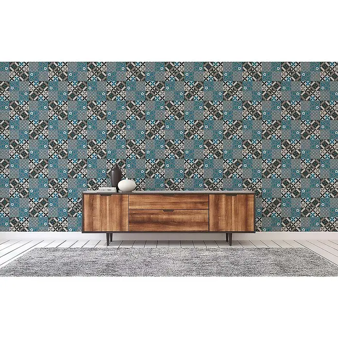 Tadessi Vliestapete M1-No.522 - Schwarz, Fliesenoptik, 10,05 x 0,53 m - Türkis-graue geometrisch gemusterte Tapete an einer Wand hinter einem Holz-Sideboard.