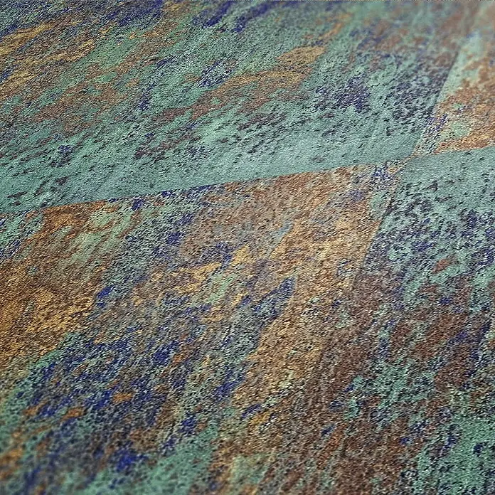 Tadessi Vliestapete M1-No.152 - Blau, Sonstiges, 10,05 x 0,53 m - Flexibles Plattenmaterial mit texturiertem, mehrfarbigem Muster in Blaugrün, Braun, Gold und Blau, das oxidiertes Metall ähnelt.