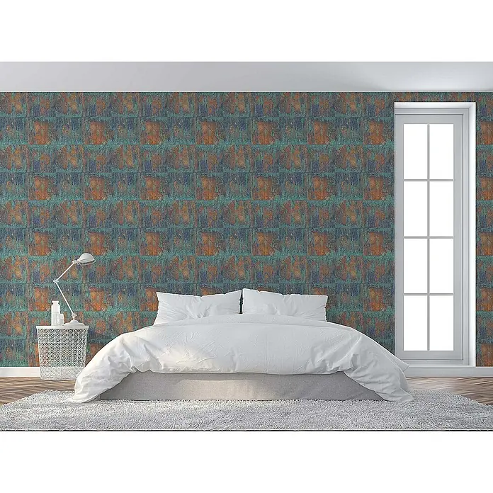 Tadessi Vliestapete M1-No.152 - Blau, Sonstiges, 10,05 x 0,53 m - Abstrakte türkis-rostfarbene Industrietapezierung an einer Schlafzimmerwand hinter einem weißen Bett.