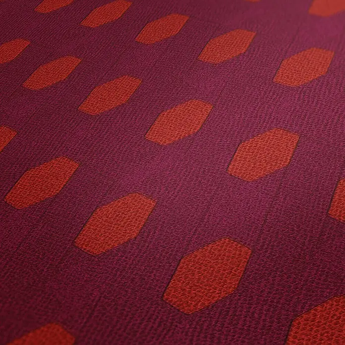 Tadessi Vliestapete M1-No.2821 - Rot, Sonstiges, 10,05 x 0,53 m - Texturierter magenta Stoff mit wiederholtem Muster aus roten sechseckigen Formen.
